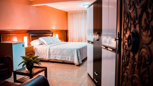 - une chambre avec un lit et une chambre avec un canapé dans l'établissement Hotel Princess, à Ica