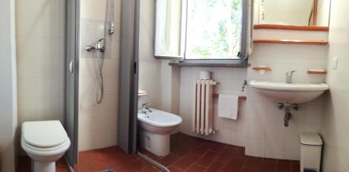 La salle de bains est pourvue de toilettes et d'un lavabo. dans l'établissement Badia il Vingone, à Città di Castello