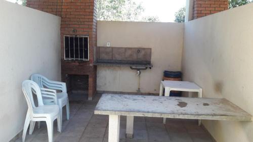 un patio con mesa, 2 sillas y lavamanos en Apartamento Ecologic Park, en Caldas Novas