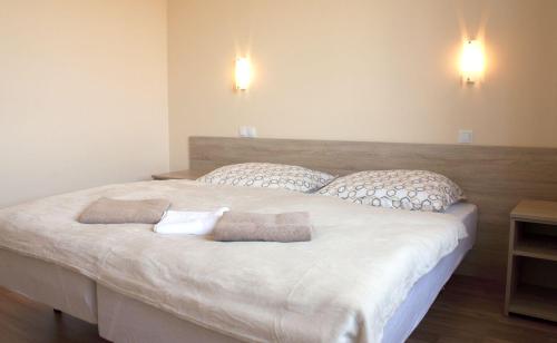 een slaapkamer met een bed met 2 kussens erop bij Zajazd u Marcela in Goleniów