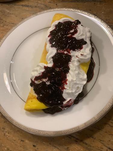 een stuk taart op een witte plaat bij Chracowka in Ciche Małe