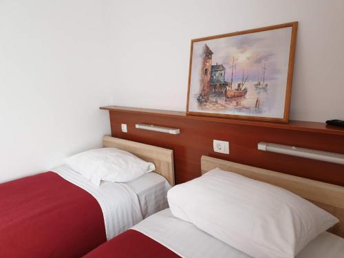 Una cama o camas en una habitación de Hotel Mirni Kutak