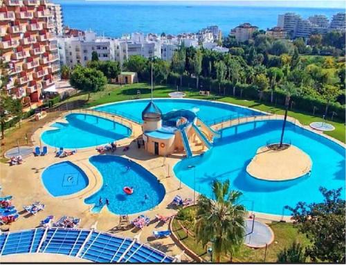 een luchtzicht op een groot zwembad in een resort bij Estudio J-60, terraza & 1º planta in Benalmádena