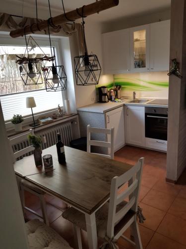 ブラウンラーゲにあるNelsonの木製のテーブルとダイニングルームのあるキッチン