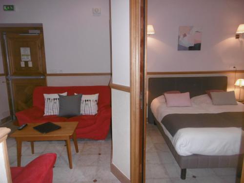 Ένα ή περισσότερα κρεβάτια σε δωμάτιο στο Logis Hotel La Diligence