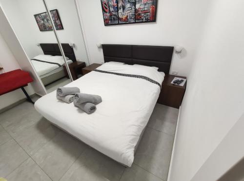A bed or beds in a room at Vacation Apartment Eilat