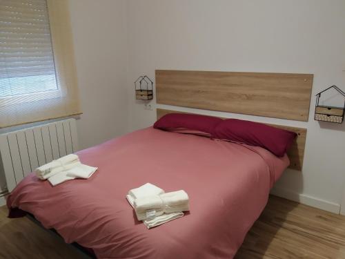 1 dormitorio con 1 cama grande y 2 toallas. en Apartamento Mudejar en Teruel