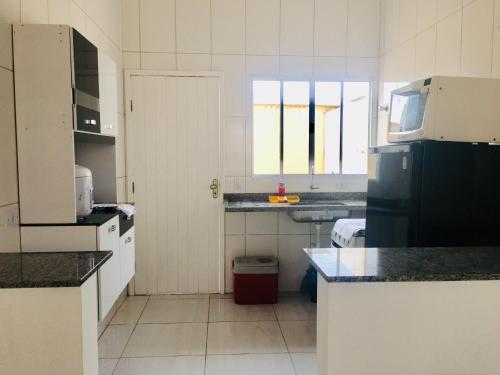 Η κουζίνα ή μικρή κουζίνα στο Aquamarine House