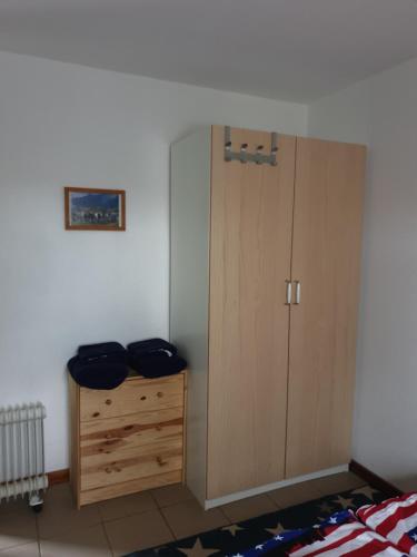 1 dormitorio con armario de madera y cama en Iowa Room, en Memmingen