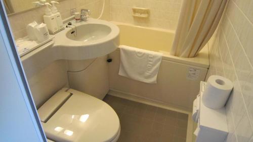 La petite salle de bains est pourvue de toilettes et d'un lavabo. dans l'établissement Hotel Mark-1 Tsukuba, à Tsukuba