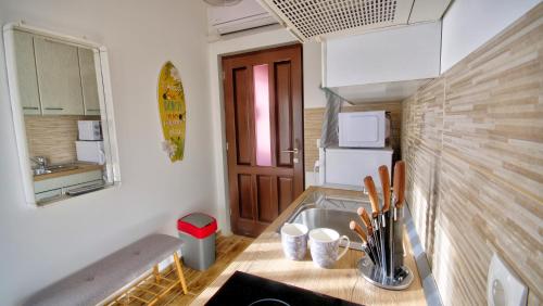 eine kleine Küche mit einer Spüle und einer Arbeitsplatte in der Unterkunft Studio apartment Margarita in Opatija