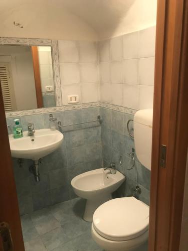 ein Bad mit einem WC und einem Waschbecken in der Unterkunft La casetta 75 in Neapel