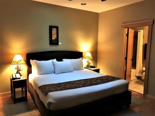 Posteľ alebo postele v izbe v ubytovaní Twisp River Suites