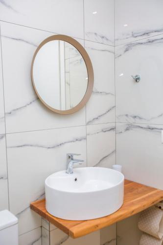 Bagno di Athens Raise Acropolis Project