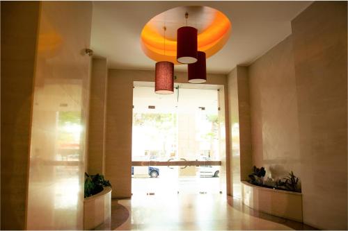 リスボンにあるCentral Orient Residence - Modern, spacious and sunny! By the river!のロビー(大型照明付)