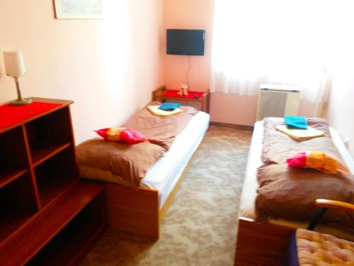 - une chambre avec 2 lits jumeaux et une commode dans l'établissement Calm&Sweet Budapest Apartment, à Budapest