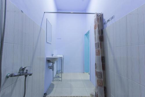 A bathroom at OYO 1291 Asipra House