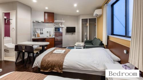 Habitación de hotel con cama y cocina en 玉出101 wifi付 玉出駅から徒歩2分 地下鉄難波迄8分, en Osaka