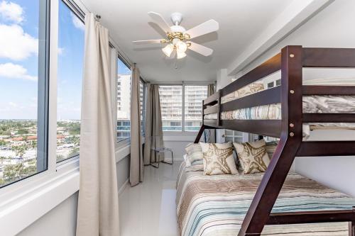 een slaapkamer met een stapelbed en grote ramen bij Ocean Beach Condo 3BR On the Sand 911 in Fort Lauderdale