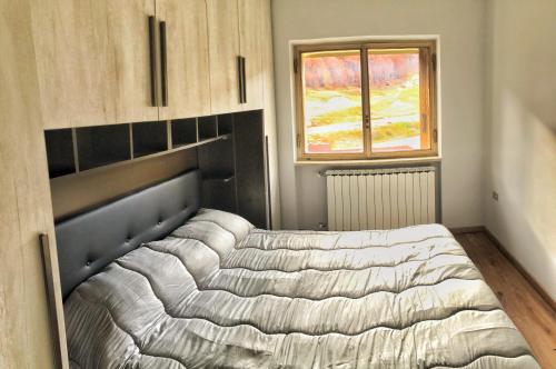 a bedroom with a bed and a window at nuovo bilocale a 50m dagli impianti sciistici in Roccaraso