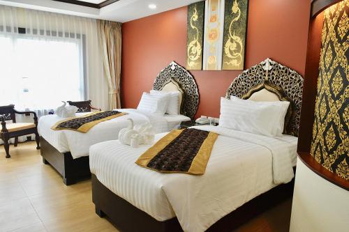 una habitación de hotel con 2 camas en una habitación en White Boutique Hotel and Spa en Chiang Mai