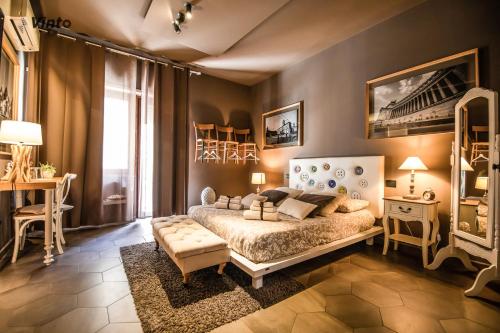 1 dormitorio con 1 cama, mesa y sillas en Vinto House Salerno Downtown, en Salerno