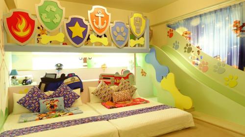 a childs bedroom with a bed with a wall mural at 芹菜芋頭親子民宿 in Taitung City