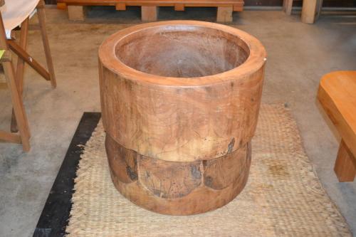 a wooden barrel sitting on top of a rug at Fukui Furusato Chaya Kine to Usu in Fukui