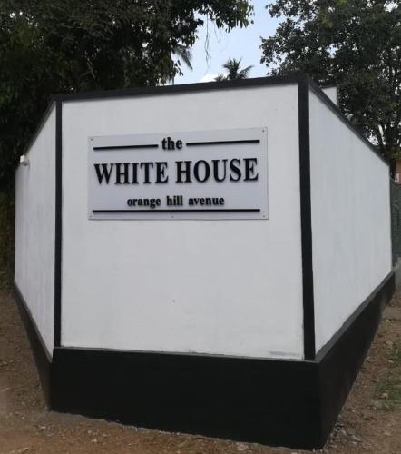White House - Orange Hill Avenueに飾ってある許可証、賞状、看板またはその他の書類
