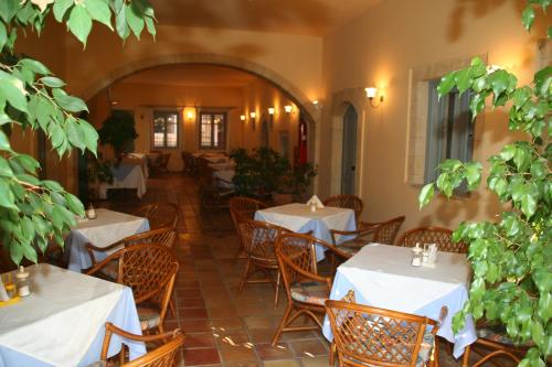 A restaurant or other place to eat at Vecchio Hotel