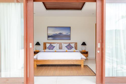 Кровать или кровати в номере Canang Villas Bingin