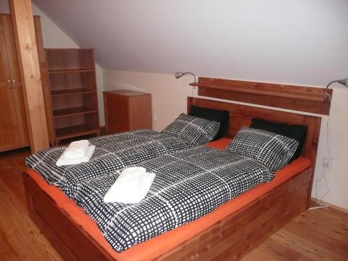 Una cama o camas en una habitación de Wellness Chata Rosnatka