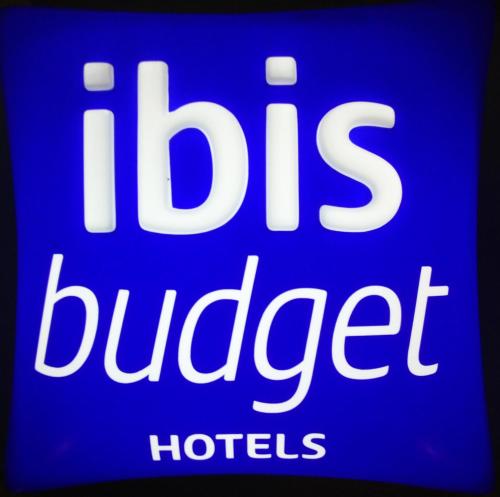 a blue sign with the words hudges blued at Ibis Budget Perigueux Boulazac in Boulazac
