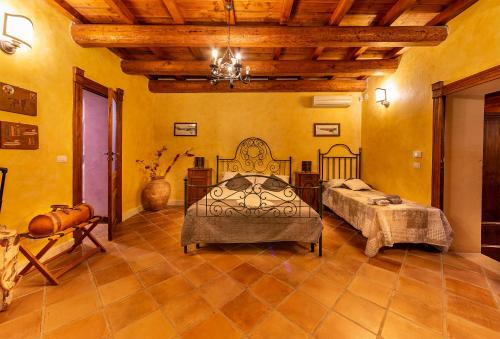 Canicattini BagniにあるVilla Maria Affittacamereの木製の天井が特徴のベッドルーム1室(ベッド2台付)