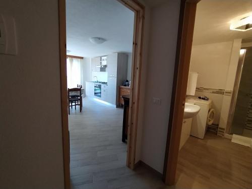 pasillo que conduce a una habitación con cocina y baño en Casa nonna Felicita, en Aosta