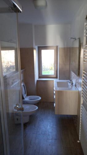 a bathroom with two toilets and a sink and a tub at Ca' Nova in Roccaforte Mondovì