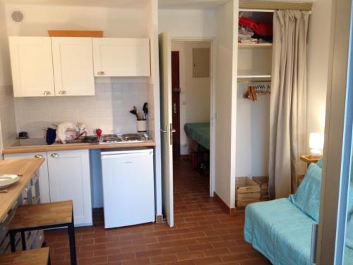 Η κουζίνα ή μικρή κουζίνα στο Au calme dans hameau fleuri joli Studio 3 pers piscine parking wi-fi