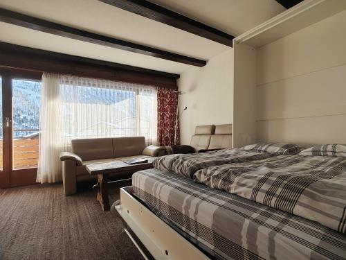 サースフェーにあるL'oree 12のベッドルーム1室(ベッド2台、ソファ、窓付)