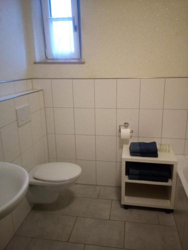 Ένα μπάνιο στο Ferienwohnung Kopold "Im alten Schulhaus"