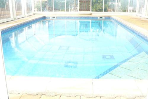 une piscine avec de l'eau bleue dans une maison dans l'établissement Location avec piscine et parking (n°2p), à Argelès-sur-Mer