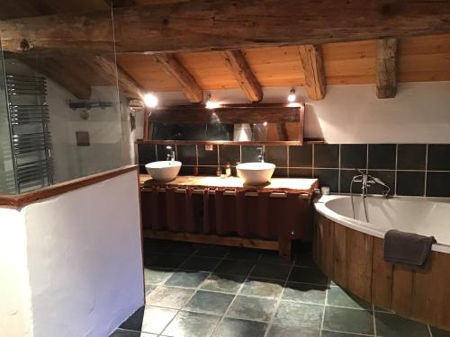 Chalet d'en Haut Luxury and Charm in a Savoyard chalet tesisinde bir banyo