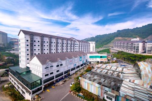eine Luftaufnahme einer Stadt mit Gebäuden in der Unterkunft Nova Highlands Hotel in Cameron Highlands