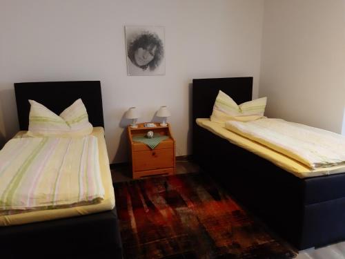 2 Betten nebeneinander in einem Zimmer in der Unterkunft Singerstr 14 in Nürnberg