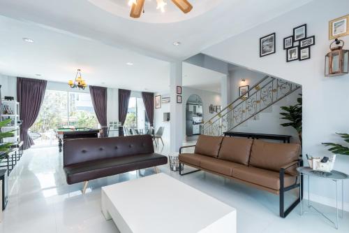 Χώρος καθιστικού στο Baan Kiang Lay Phu View Private Pool Villa in Central Hua Hin