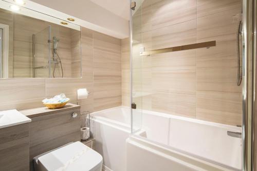 uma casa de banho com uma banheira, um WC e um chuveiro em Burbage Holiday Lodge Apartment 6 em Blackpool