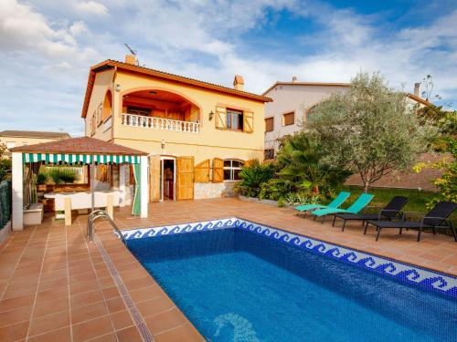 Villa con piscina y casa en Belvilla by OYO Casa Las Palmeras, en El Vendrell