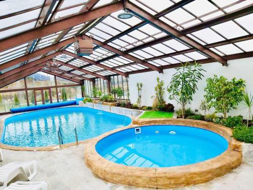 una piscina coperta con pergolato e piscina con piscina di Park Hotel Eagle Stone a Koprivshtitsa