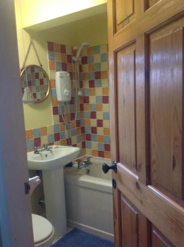 A bathroom at Weighton Wolds Cottage 