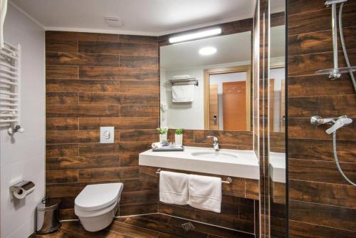 Bathroom sa A Modern Suite Close to Gondola Ski Lift