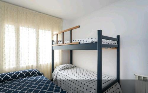 サン・フェリウ・デ・ギホルスにあるSun and beachのベッドルーム1室(二段ベッド2組、ベッド1台付)